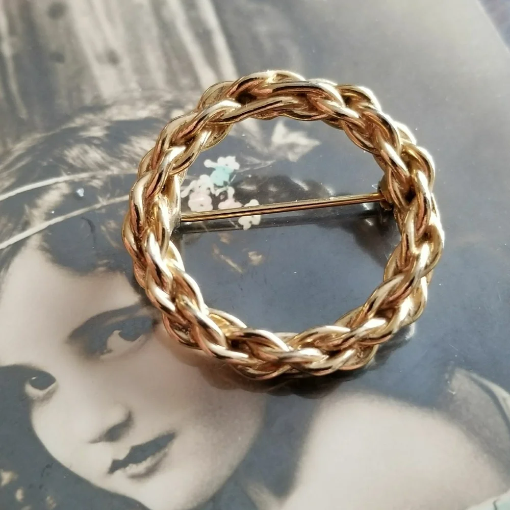 Vintage circle brooch small gold tone chain design